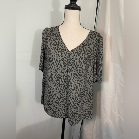 Loft, gray and black‎ leopard print, short sleeve flowy top size medium - Picture 1 of 10